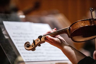 Uuden kauden alku soi Ukrainalle – Lapin kamariorkesterin Ukraina-teemainen syyskauden avauskonsertti tarjosi henkistä tukea säveltaiteen keinoin