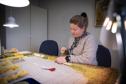 Janni Soukka, 30, toteuttaa unelmaa, jonka kirkkoherra Taina Mannisen äiti jätti jälkeensä – Kasteryijy syntyy solmu kerrallaan yhteistyössä yli 100 naisen kanssa