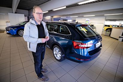Sähköautoille on kysyntää raahelaisissa autoliikkeissä, mutta ostajan on hyvä varautua pitkähköön toimitusaikaan