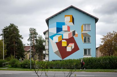 Akvarellipaperilta muraaliksi kerrostalon julkisivuun – Rovaniemeläinen Tuomas Korkalo on monen mittakaavan maalari