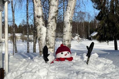 Lumiukkokin on hukkumassa lumeen Kiimingissä – hauska kuva valittiin Kalevan kuukauden lukijakuvaksi