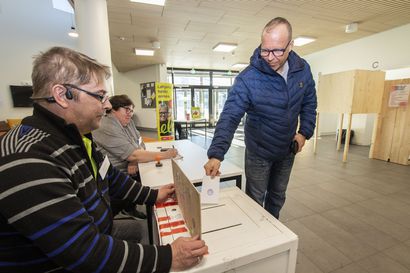 Kempeleen Linnakankaalla äänestäjien virta on ollut tasainen – vaalilautakunnassa arvellaan tuloksen laskentaan riittävän pari tuntia