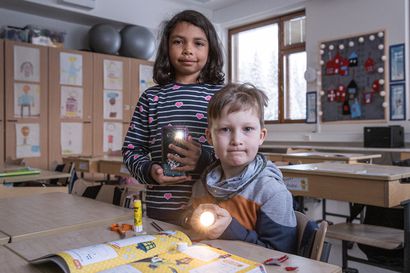 Nämä ovat suurimmat haasteet kouluissa sähkökatkon tullessa – ekaluokkalaiset Hannah ja Juuso ovat valmiina opiskelemaan vaikka taskulampun avulla