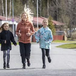 Oululaisen Junttilan perheen naiset säntäävät joukolla lauantain Terwamaratonille – päivän päätteeksi odottaa maukas palkinto: "Makuna taisi olla valkosuklaa-salmiakki"