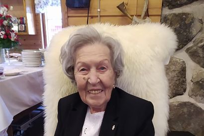 Ruikan kylässä juhlittiin 100-vuotiasta Anna-Liisa Kolehmaista – nuorena lottana hän palveli eturintamalla pommitusten keskellä