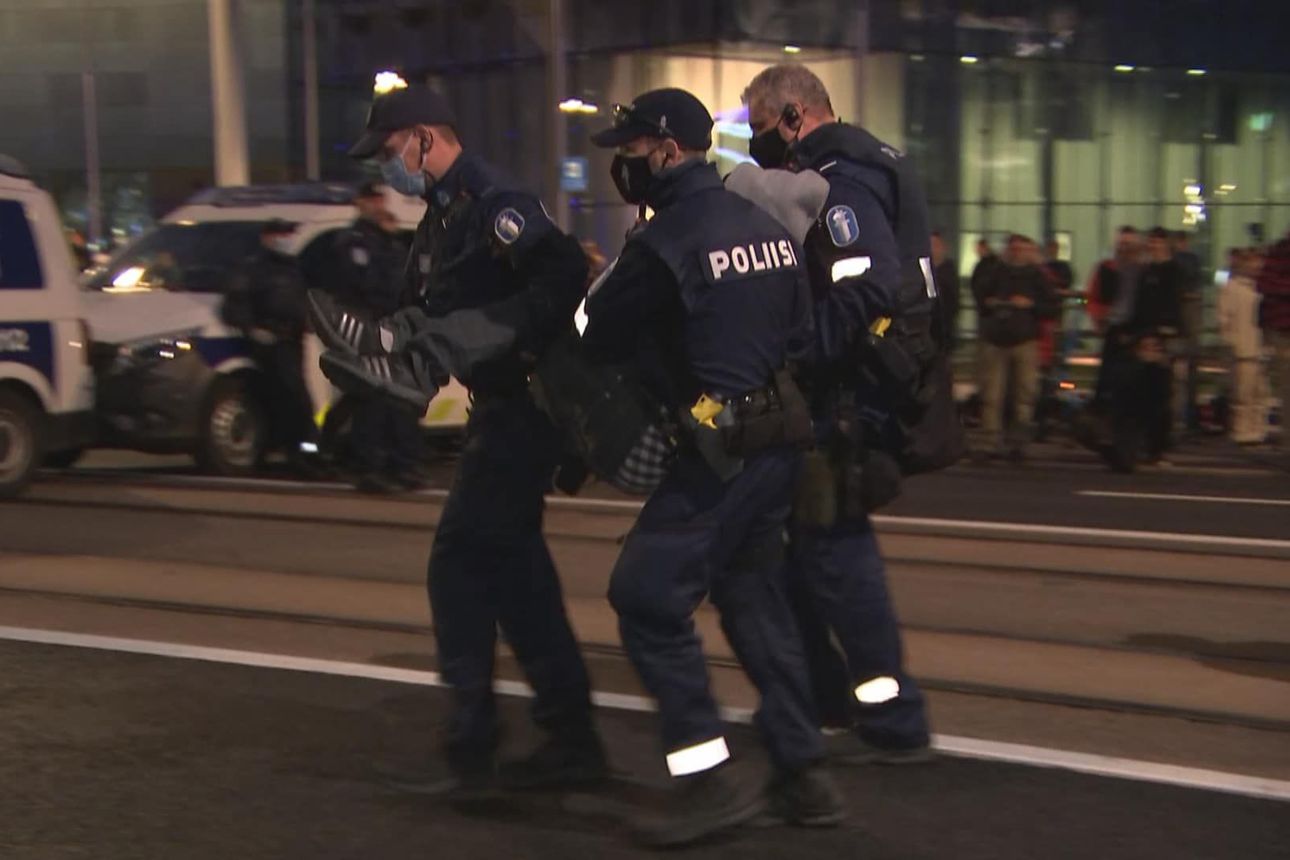 Poliisi aloitti mielenosoittajien kiinniotot Mannerheimintiellä – näin Elokapina-aktivisti kannettiin poliisien linja-autoon