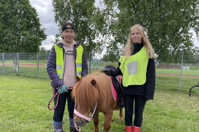 13-vuotias Teresa Pätsi piti suosittua ratsastusrastia Sun&Fun-tapahtumassa ja suosittelee harrastuksena muillekin – frisbeegolfia taas kehuu samanikäinen Antti Tornberg