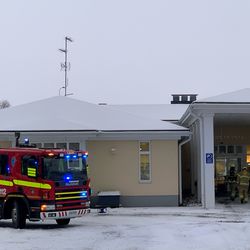 Ilmastointikonehuoneessa kärähtänyt laite aiheutti suuren palohälytyksen palvelukotiin Tornion Karungissa – palosta selvittiin vesivahingoilla