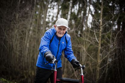 Liikkumisen iloa – 93-vuotias Aimo Vartiainen potkuttelee joka päivä kahdeksan kilometrin lenkin kotimaisemissaan Koskenkylässä