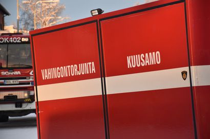 Urheilukentän katsomorakenteita paloi Kuusamossa – pelastuslaitos sai sammutettua palon nopeasti eikä palo päässyt leviämään