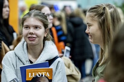 "Vähän jännittää, kun tuntuu, että pitäisi olla niin valmis päätökseen" – rovaniemeläisopiskelijat pohtivat tulevaisuuttaan Korkeakoulupäivillä Oulussa
