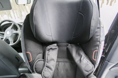 Aamulehti: Liikenneturvan uusi suositus esittää lasten kuljettamista autossa selkä menosuuntaan ainakin 4-vuotiaaksi saakka
