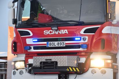 Auto paloi hotellin parkkipaikalla keskellä Rovaniemen keskustaa – katso lukijan video tulipalosta