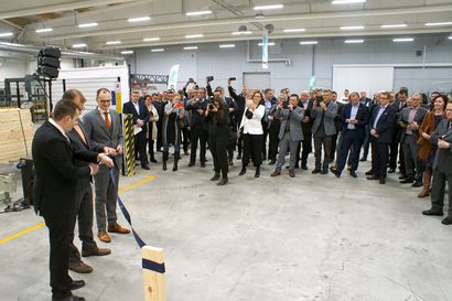 ”Maailma tarvitsee suunnannäyttäjiä” – pääministeri Juha Sipilä vihki käyttöön Kontiotuotteen uuden hirsilinjan