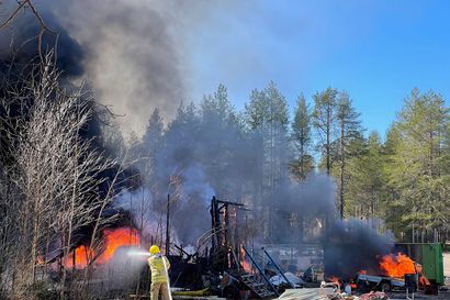 Varastorakennus ja kaksi autoa tuhoutuivat täysin palossa Kuusamossa – tulessa räjähdelleet kuorma-auton renkaat hidastivat sammutustöiden aloittamista