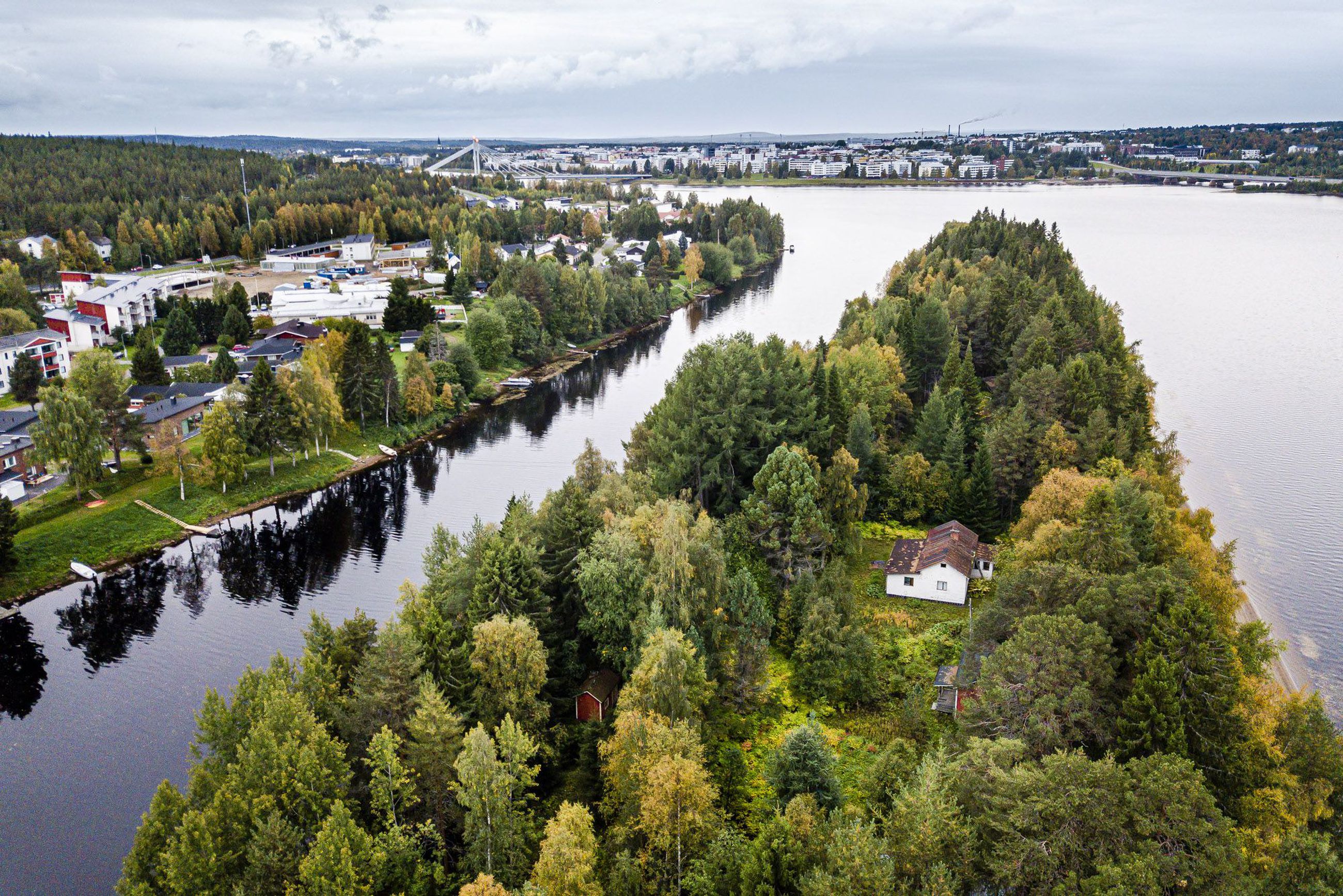 Rovaniemen keskustan liepeillä on kesämökki myynnissä – Lainassaaressa  sijaitsevaa mökkiä ja tonttia myydään 200 000 eurolla | Lapin Kansa
