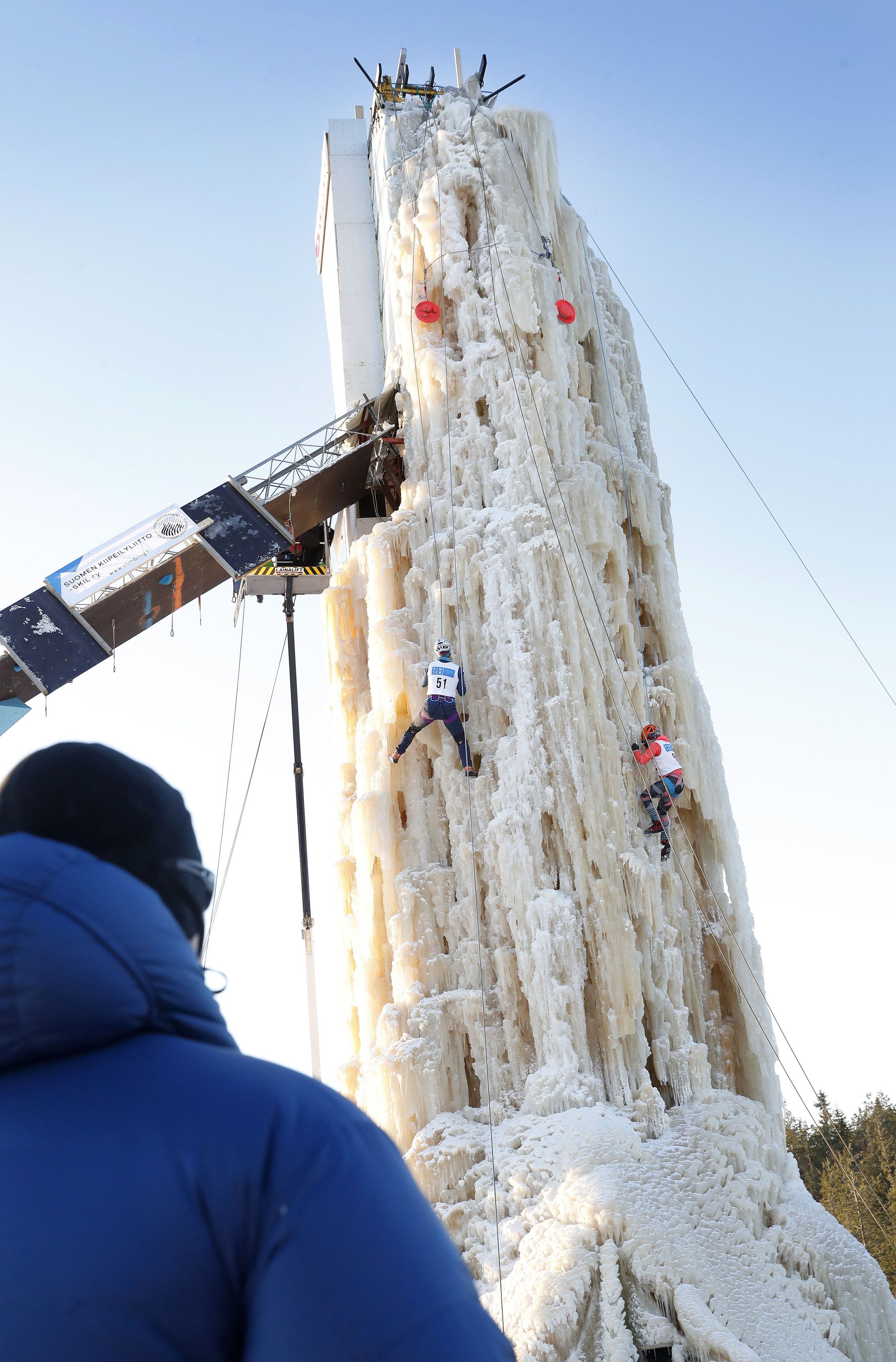 Rovaniemen Mira Alhonsuo teki hattutempun jääkiipeilykisoissa Oulussa |  Kaleva