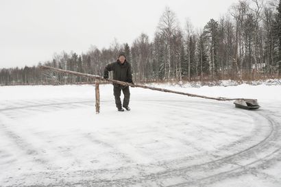 Pentti Kyyhkynen hakee jatkajaa huiman jääkelkan ylläpitäjäksi Kuusamon keskustaan – "Minulta saa valmiit vermeet ja olen avustamassa alkuun"