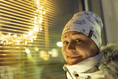 Joulutervehdys jaetaan 100 kotiin Kuusamossa: osa ottaa tervehdyksen vastaan juhlavaatteissa – Vielä ehdit mukaan tapahtumaan