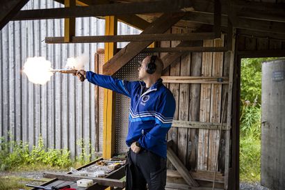 Oululainen Matti Kuonanoja ampuu kilpaa pistoolilla, jonka lataamisessa menee minuutti – Tällainen savupilvi lähtee 1700-luvun mustaruutiaseesta