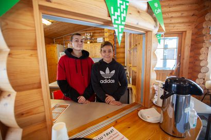 Hiihtomajalta saa tämän viikon ajan kahvia ja pullaa – nuoret yrittäjät palvelevat hiihtäjiä ja mäenlaskijoita