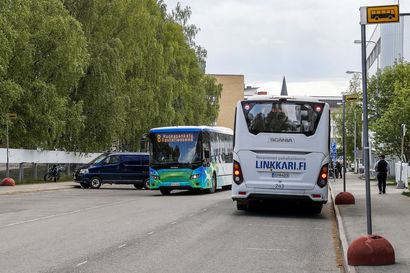 Urheilukatu meni tukkoon Rovaniemellä kun  yksityiset parkkeeraavat linja-autopysäkeille – "Lukekaa hyvät autoilijat liikennemerkkejä"