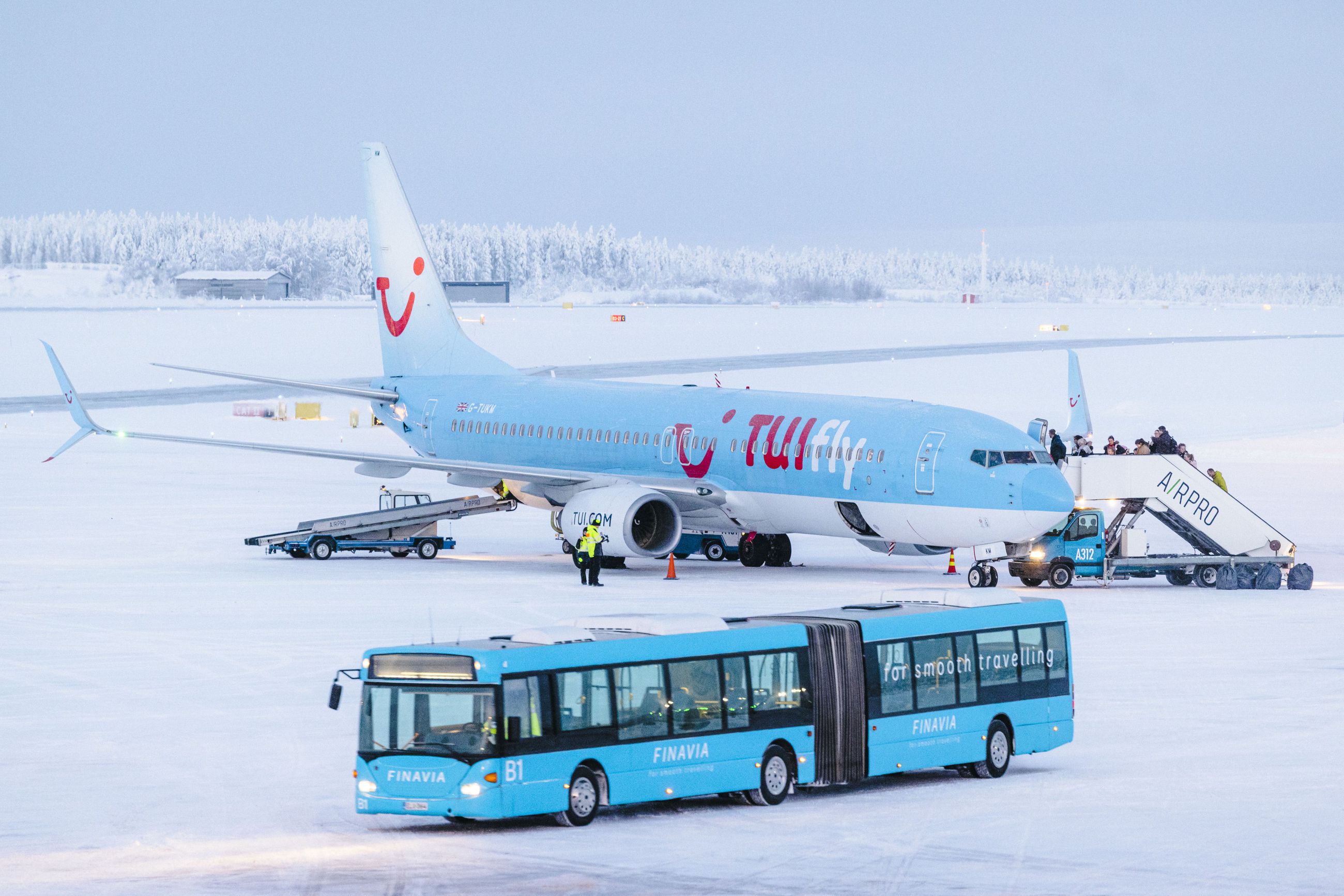 Rovaniemen lentoasemalla tulossa vuoden vilkkain viikonloppu: kaikkiaan 53  konetta tuo matkailijoita napapiirille | Lapin Kansa