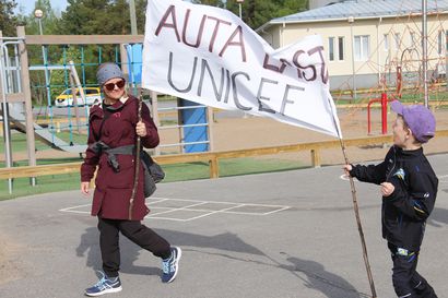 "Ainakin 20 kierrosta tavoitteena" –Juho Oksan koulun oppilaat lähtivät innokkaasti kävelemään euroja ukrainalaisten auttamiseksi