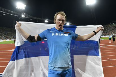 Arvokisojen onnistuja Lassi Etelätalo sai vihdoin mitalinsa ja pääsi kunniakierrokselle Suomen lipun kanssa – "Ei minua kisa hikoiluttanut, oli pitkä matka tuo 400 metriä"