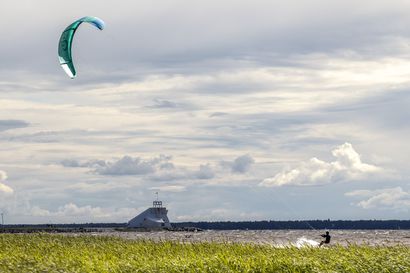 Leijasurffaaja tarttui vauhdilla verkkoon merellä Oulun edustalla – läheltä piti -tilanteita on sattunut aiemminkin
