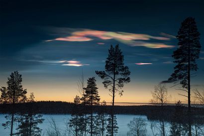 Lukijat ikuistivat tiistaina taivaalle ilmestyneet helmiäispilvet – Pilvien värit vain kirkastuivat illan hämärtyessä