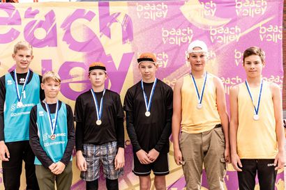 Eeli ja Kaapo pelasivat SM-kultaa Oulunsaloon – pojat voittivat U14-sarjan beach volleyn Tampereella