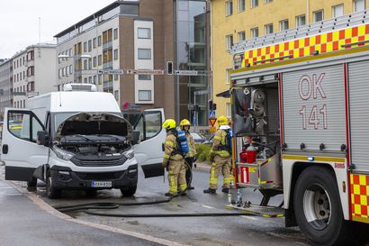 Pakettiauto savusi Oulun Tulliväylällä – tie suljettiin väliaikaisesti liikenteeltä