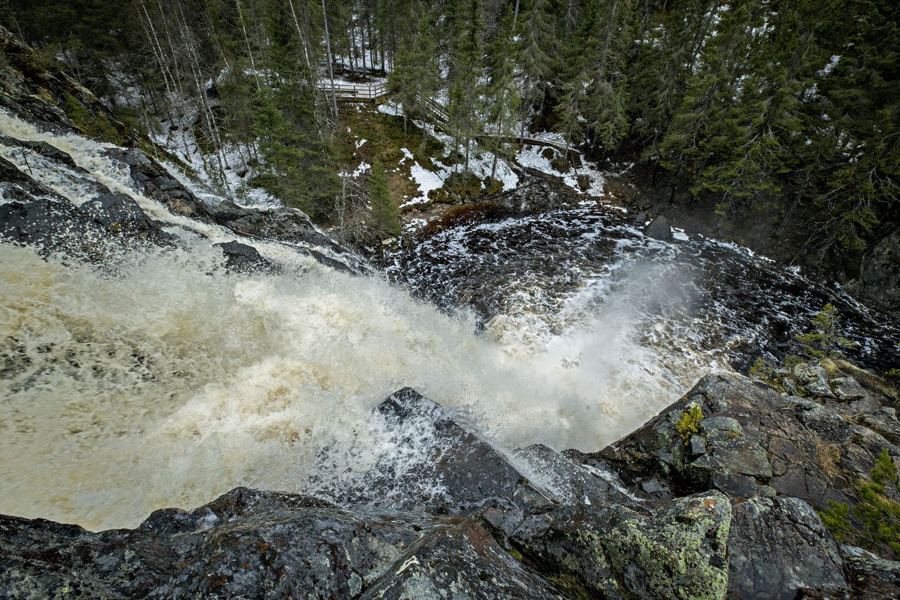 Oulun korkeudella on mykistävän hieno luonnonnähtävyys, joka on parhaimmillaan juuri nyt – Listasimme 8 näkemisen arvoista pohjoisen vesiputousta