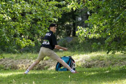 Frisbeegolfin SM-mitali Kuusamoon – Mikael Hautala heitti pronssia junioreiden kisoissa Ähtärissä