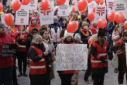 Hoitajat vauhdittavat neuvotteluja mielenosoitusmarssilla Oulun keskustassa