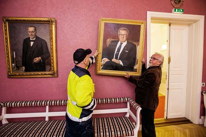 Pertti Vuoren maalaama Kari Karjalaisen muotokuva ripustettiin Eero Järnefeltin viereen