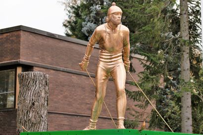 Juha Mieto sai patsaan Kurikan keskuspuistoon