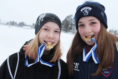 Isoveljiensä jääkiekkoilun myötä lajin löytäneet oulaistelaisnuoret Jenni Rissanen ja Iina Kankaanpää ovat nyt Suomen mestareita