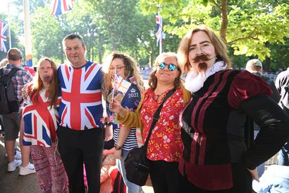 Kuningatar Elisabetin pitkän vallassaolon juhlinta alkoi toden teolla Britanniassa, juhlaparaati marssitaan Lontoossa