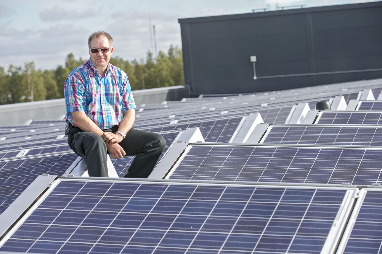 Suomen suurin aurinkovoimala valmistui ja tuottaa sähköä Kalevan katolla |  Kaleva