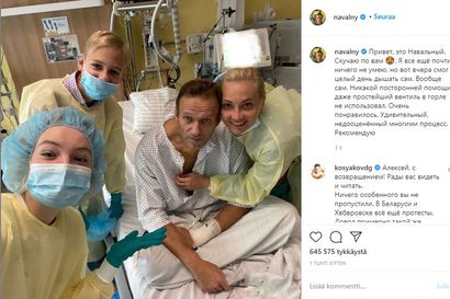 Oppositiojohtaja Navalnyi julkaisi kuvan sairaalasta – kertoi pystyvänsä hengittämään itse