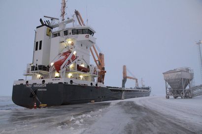 Salamatkustaja yritti piiloutua viikoksi rahtilaivan kuorman sekaan – Rajavartiosto nappasi kiinni Raahen satamassa