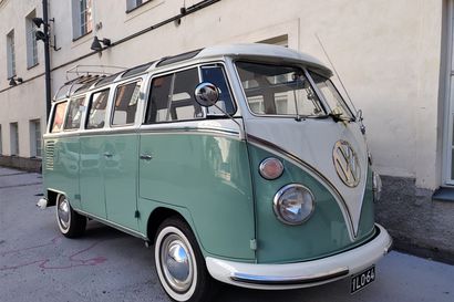 Hippibussi sai sähköt – Volkswagen ID. Buzz on ehkä onnistunein retroautomalli koskaan, mutta katusoittajan almuilla sitä ei enää osteta