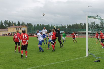 FC Kurenpojat juhlisti 30-vuotista taivaltaan Suojalinnalla Koillismaan derbyn merkeissä – tällainen tunnelma oli juhlapäivänä
