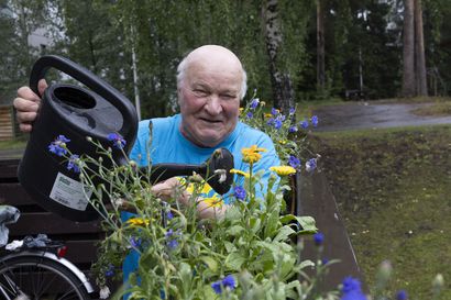 75-vuotiaan Kari Halosen baaritiskistä on tullut Qstockin nähtävyys – Tarjoilijalegenda tekee tänäkin vuonna kaksi pitkää päivää festareilla