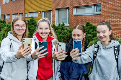 Oulun kouluissa ei lämmetä valtuustoaloitteen esittämälle kännykkäkiellolle – Tunneilla puhelimet ovat äänettömällä repuissa, ja se riittää