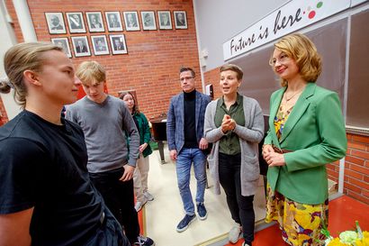 Norssin lukion rauhanpaneeli oli tänä vuonna kipeän ajankohtainen – "On murskaavan surullinen asia, että joudutte kasvamaan vuonna 2022 nuoreksi tilanteessa, jossa Venäjä on hyökännyt Ukrainaan"