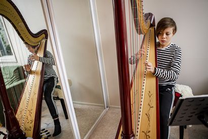 Rovaniemeläinen Toivo Tervaskanto on taitava nuori harpisti –Kun yleisössä istunut eläkeläismies kuuli uuden soittimen hinnan, hän päätti järjestää keräyksen perheen hyväksi