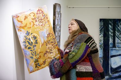 Akvarellitöistään tunnettu pyhäjokinen Saila Kleine Staarman esittelee näyttelyssään käyttämiensä tekniikoiden laajaa kirjoa
